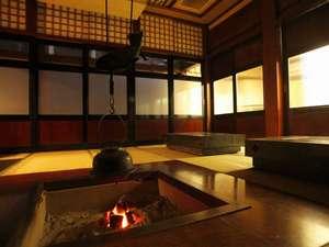 築１００年の古民家を移築した囲炉裏処。一昔前にタイムスリップしたような錯覚に！