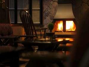冬には暖炉に灯がともります。窓の外の雪を眺めながら、暖かい暖炉の前でロッキングチェアーに揺られよう。