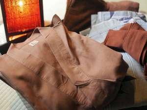 お部屋には浴衣と作務衣の両方をご用意。どちらでもお好きな方をお召し下さい。