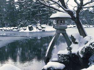 金沢兼六園の兼六園の徽軫灯籠（ことじどうろう）は雪景色も素晴らしい。