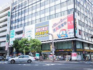 当館の近くには食事や、買い物のための施設が集中しております。
