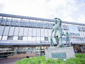 駅前広場にある、岡山のシンボル【桃太郎】像！