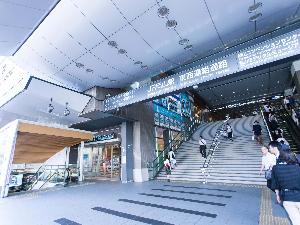 駅西口にある空港バス乗り場とのアクセスは、駅構内の連絡通路を使うのが便利です。