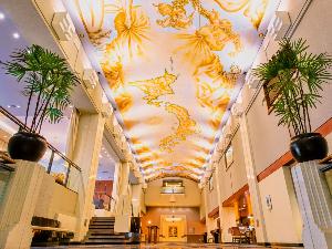 ロビーに広がる広大な天井画