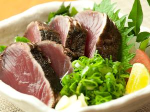 朝食バイキングの一例　かつおのタタキ