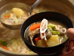【朝食のタラ汁】虎杖浜産のスケソウダラを使用（季節により具材の変更有）