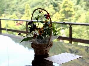 人生の記念日にご宿泊される方へ当館より花籠をプレゼント！