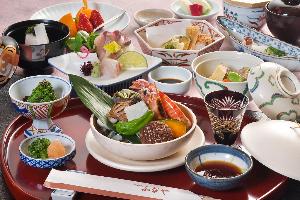 海と山の幸をふんだんに使用した本格和食会席