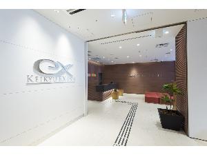 【3Fロビー】京急川崎駅ビル「Wing川崎」内3階にフロントがあります。エスカレーターまたは専用エレベーターをご利用いただけます。