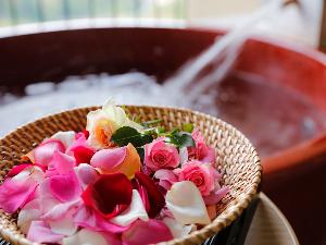 花風呂は女子の憧れ。自分たちだけの露天風呂をぐっと華やかに♪