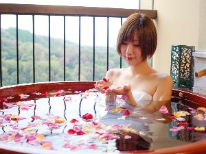 花風呂はかすかにお花の香りがして優雅な気分に。何度も夢気分を味わって