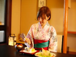 お部屋食は、気兼ねなくお食事が楽しめるとカップルやご家族に人気