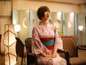暮れていく景色をロビーで眺めるのもステキ。冬季は夜間窓外イルミネーションも