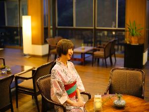 ロビーでゆっくり。茶系でシックな空間