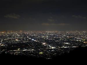 宿すぐそばには「信貴山生駒スカイライン」ここは夜景の名所です。大阪、奈良双方の夜景が広がります