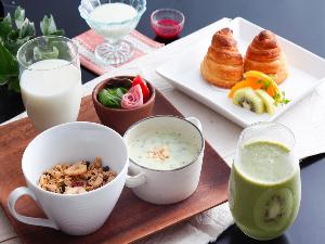 ロハスな朝食をお部屋にお届け。季節のスムージーで身体を目覚めさせて