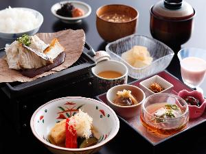 ある日の朝食一例。大和の名物「茶粥」には秘密のアクセントを入れています。当日のお楽しみに