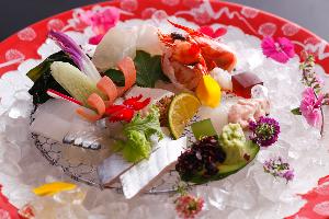 夕陽の優しい光がいざなう晩餐の始まり。（お料理イメージ）