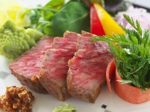 【土佐赤牛ロースト】超希少！土佐赤牛の肉を使った贅沢なローストに彩り野菜を添えて♪　