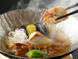【時肴】黒豚炙り焼き、山口の焼きフグ、土佐の海援鯛を「軍鶏」と「アゴ」2種のスープ鍋でいただく。