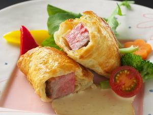【黒毛和牛パイ包み焼き】上質質で程よい脂身の黒毛和牛をパイ包み焼きで♪創作感漂う逸品です