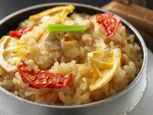 【はちきん地鶏の釜飯】地鶏本来の旨さが定評のはちきん地鶏の釜飯は絶品。