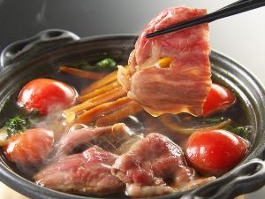 【黒毛和牛の芋けんぴすき焼き】イチ押しの逸品！甘～い芋けんぴとトマトすき焼きのハーモニーが絶妙♪