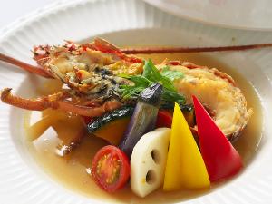 【伊勢海老ブイヤベース】伊勢海老に魚介の旨みが染み出たブイヤベースの出汁が絶妙にマッチングする逸品