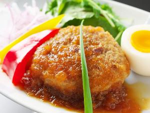 【土佐鴨のハンバーグ】土佐鴨の旨味がぎゅっとつまったハンバーグに新玉葱のソースが良く合う絶品料理