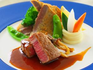 【ヴィアンド】マルサラソースが良く合う、ほどよい脂がのった和牛ヒレ肉のポワレと仔牛のミラノ風カツレツ