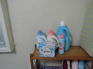 共用キッチンに洗濯用洗剤、柔軟剤を数種類用意、お好みでご利用ください。