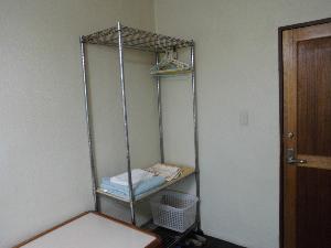 洋服をかけたり、荷物収納にワードローブやコーヒーテーブルをご利用ください。