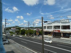 国道沿いの部屋からの昼間の景観
