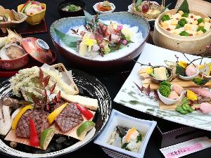 特上の阿蘇産あか牛の他、料理長が厳選した極上の食材を使った季節感溢れる「極会席」（写真はイメージ）
