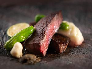 【グリル知床】知床のVenison〔ヴェニソン〕（鹿肉）の上質な肉質を楽しむことができる。