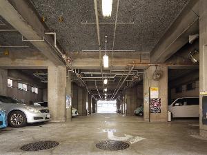 １階駐車場　約２０台収容　先着順　２.５mの２トン車まで駐車可能　１泊８００円