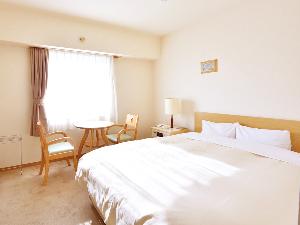 ■ダブルルーム■ スタンダードツインよりコンパクトでコスト◎ ちょっと贅沢ひとり旅行にも♪