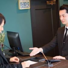 【フロント】ようこそホテルエリアワン延岡へ