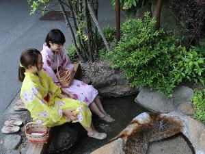 お出かけ前に、散歩の後に。紺家入口にある足湯は、24時間いつでもお楽しみいただけます。
