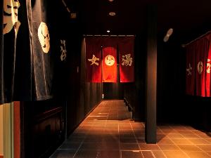 【縁の湯】古民家をイメージした大浴場入口。実際に古民家で使われていた扉などで装飾しています。