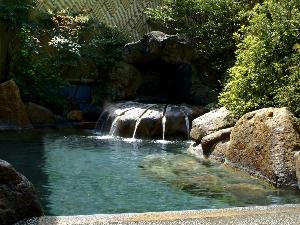 【女湯】大きな石からのお湯の流れを見ていると心まで洗い流される様です