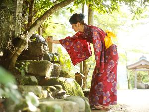 旅館より徒歩15分。玉作湯神社にある願い石は、人気のパワースポットのひとつです。