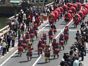 松江の春の風物詩・武者行列。大人も子供も戦鎧や、着物に身を包んで松江の市内を練り歩きます。