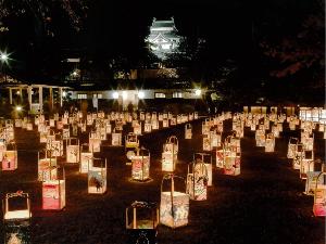 松江の秋の夜空を明るく染め上げる松江水燈路。この日だけは特別に堀川遊覧船が夜も運行致します。