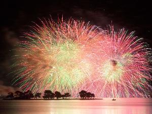 例年全国から多くの観光客が訪れる松江水郷祭。宍道湖を明るく照らし出すほどのたくさんの花火が、夏の夜空を彩ります。