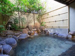 【入替制浴場】岩から流れ落ちる水の音を聞きながら、ゆるりと入浴を。