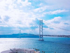 船の往来も多い明石海峡。本州を結び、神戸空港への便も飛行するこの海峡は、陸海空全ての要衝なのです