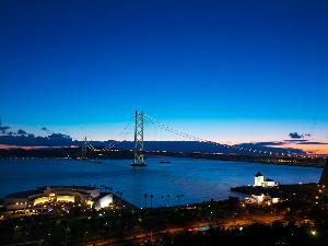 夜はライトアップされる明石海峡大橋。毎時間の0分と30分とで異なる点灯パターンは必見♪
