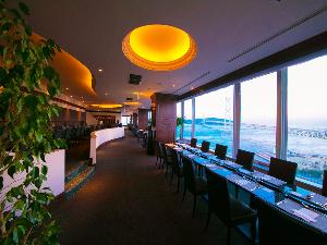 明石海峡大橋が広がるモダンな空間で上質なひと時を。洗練されたお料理で豊かな時間をお楽しみください