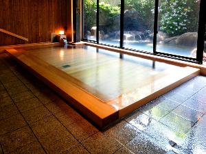 庭の木々をゆらす風と湯煙の香りに癒されながら。女湯「楓の湯」
